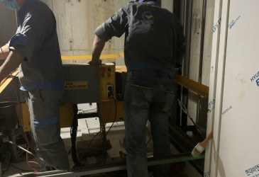 Những bàn tay thô ráp nơi tuyến đầu chống dịch